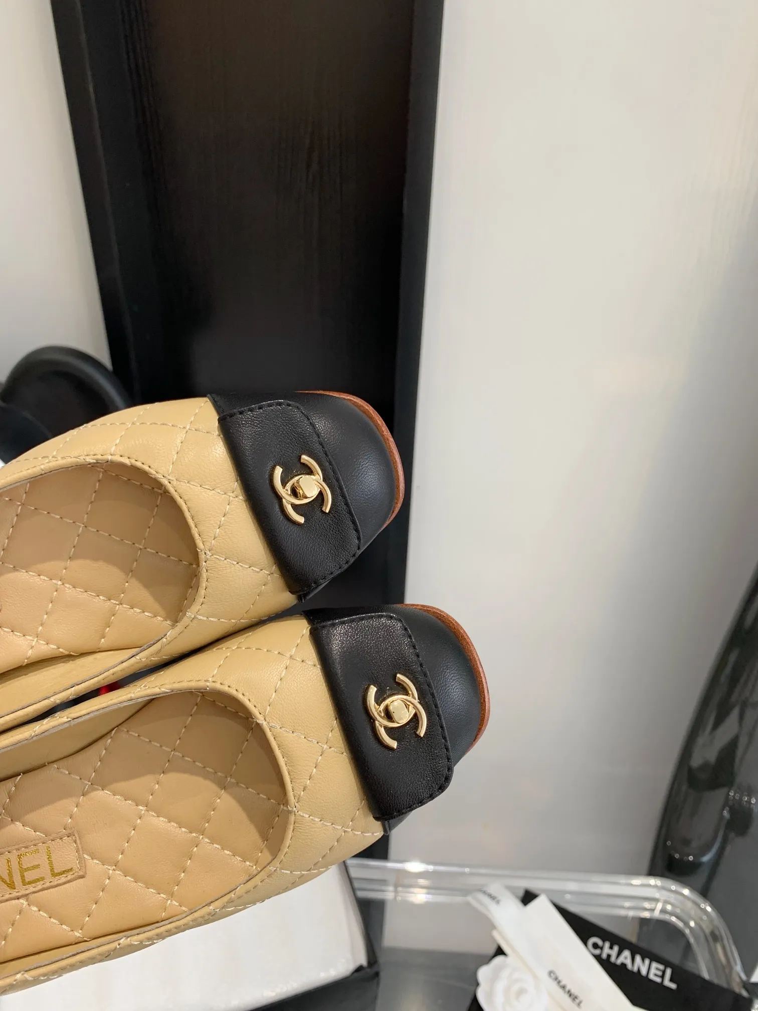 👟👟Ex-factory price 440👟👟 Top version Chanel 2021 new model, classic double C buckle, relatively pointed toe without losing aura, super atmospheric, original version shipped one to one, size 35-40.